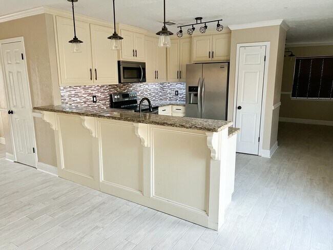 Foto del edificio - 5850 Falcon Ln