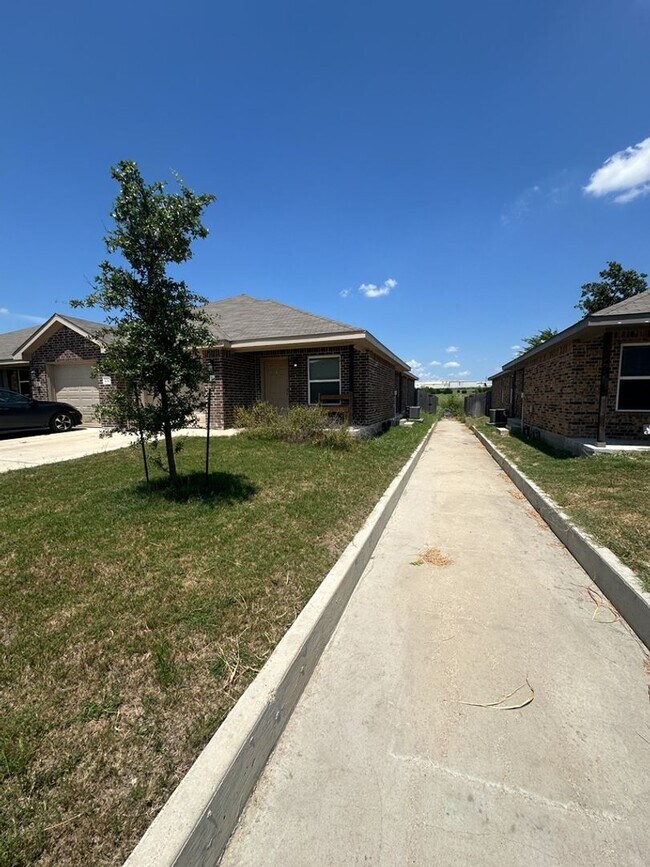 Building Photo - 1010 B Zora Dr