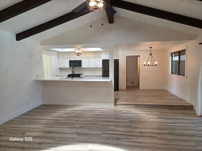 Foto del edificio - Large Four Bedroom with a Pool in Folsom