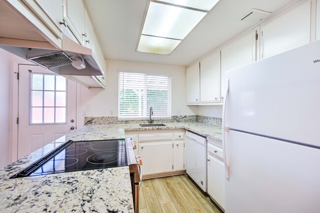 Building Photo - Spacious 2-Bed Duplex with Private Backyar...