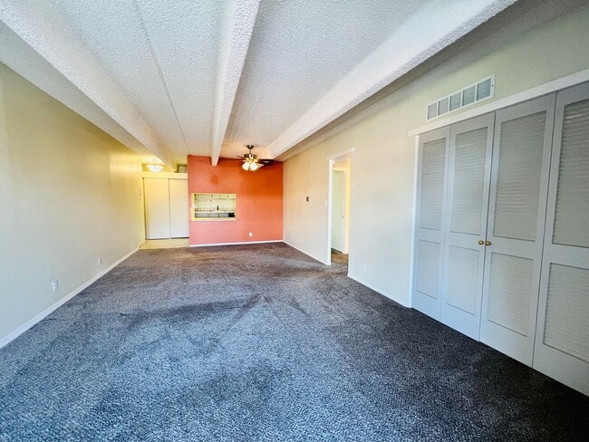 Building Photo - CHARMING 2 BED APT IN THE HEART OF CONGRES...