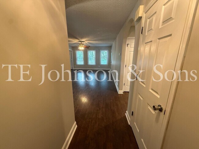 Building Photo - Charming One Level 3 Bedroom Home with Fenced Yard, Garage, and Deck