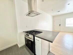 Building Photo - 515-518 3/4 N Mariposa Ave