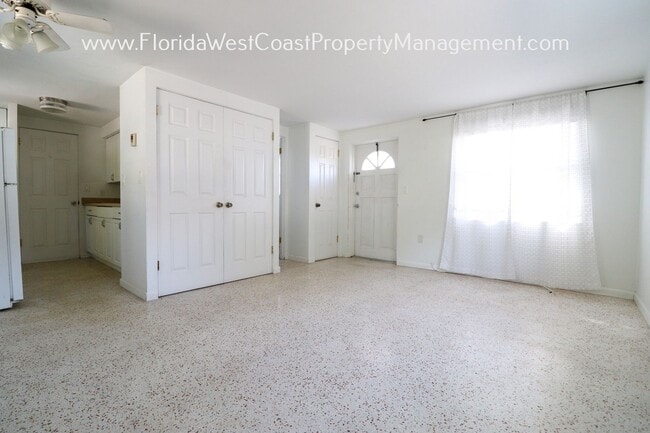 Building Photo - STUDIO /EFFICIENCY -UNIT AVAILABLE! STICKN...