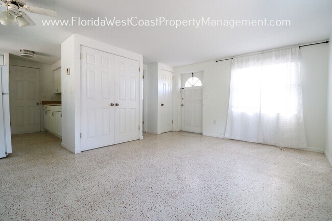 Foto del edificio - STUDIO /EFFICIENCY -UNIT AVAILABLE! STICKN...