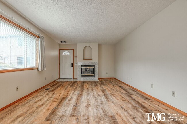 Foto del edificio - Spacious Corner Condo with Garage and W/S/...