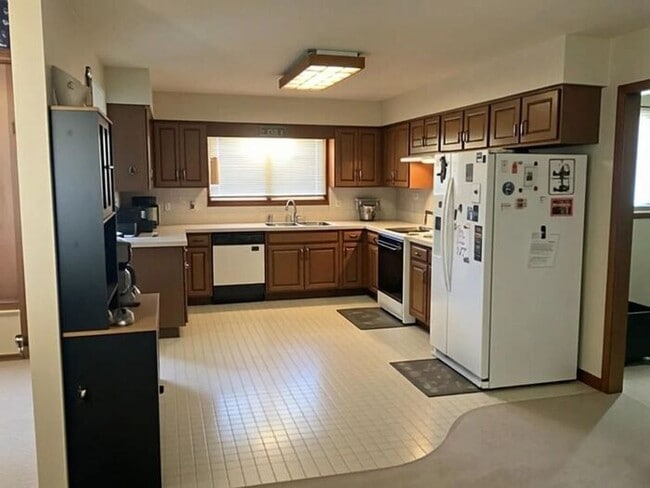 Photo - Lovely & Spacious 3 Bedroom, 2.5 Bath Home Ranch-Style Home with 2 car Attached Garage in SE Love...