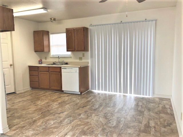 Dining Area - 1013 Lone Star Rd
