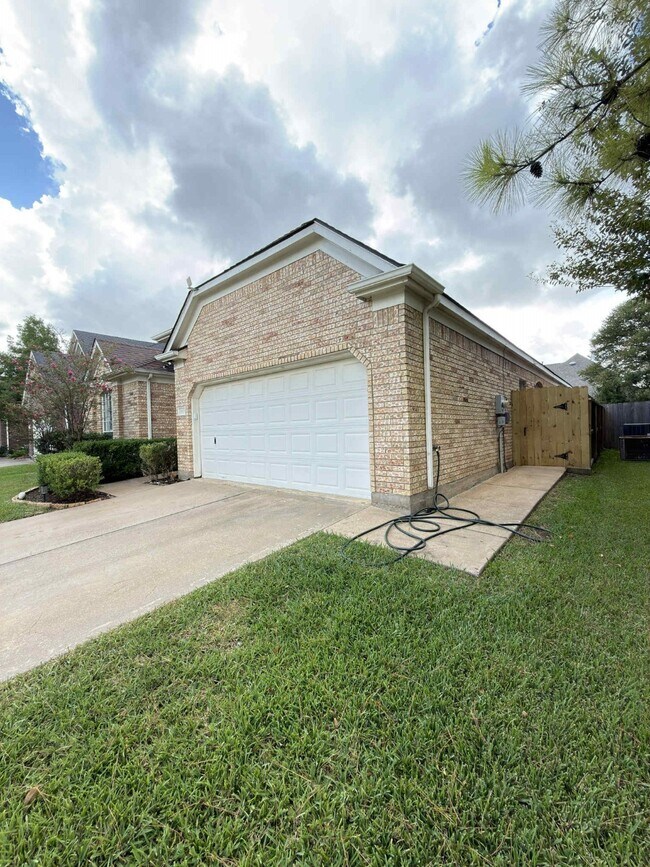 Foto del edificio - 9531 Summer Run