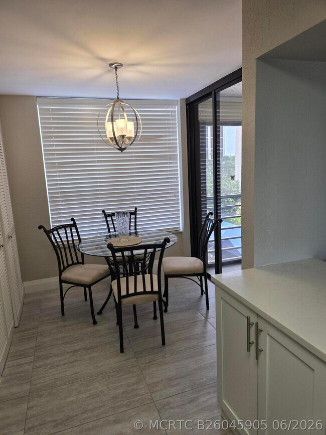 Foto del edificio - 7580 Regency Lake Dr