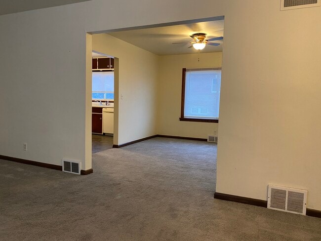 Building Photo - 137 E Front St