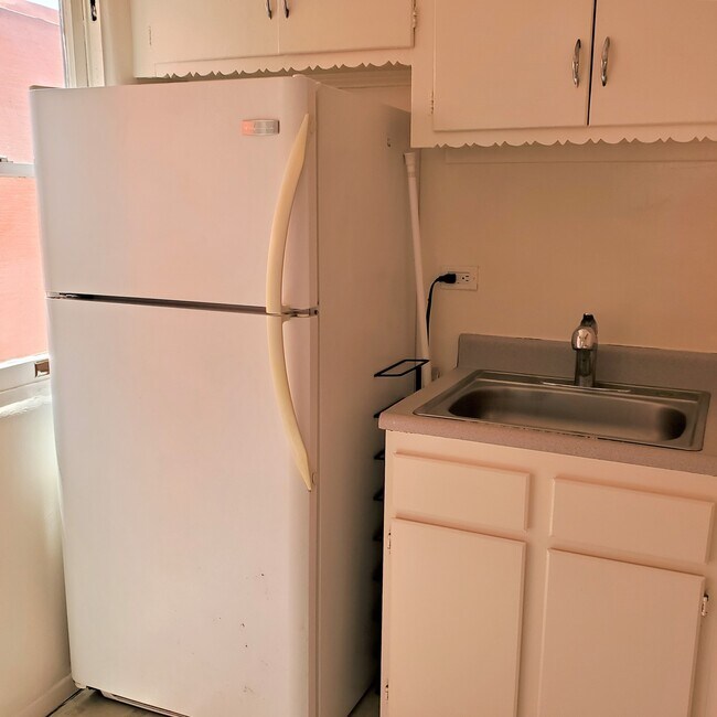 kitchen - 715 N Hayworth Ave
