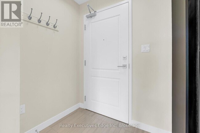 Building Photo - 125-125 Shoreview Pl