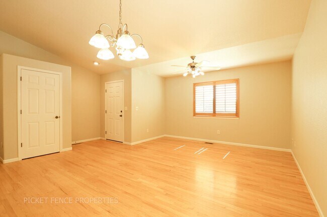Foto del edificio - 4-Bedroom, 3-Bathroom Home in Windsor