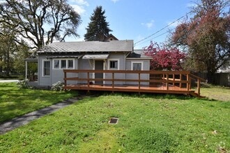 Building Photo - 1503 SW Queen Ave