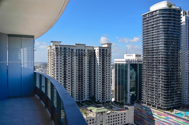 Building Photo - 1000 Brickell Plaza