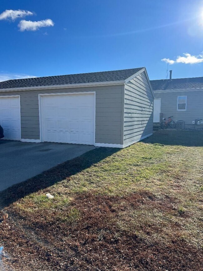 Building Photo - Must see 3 bedroom, 2 bath home with bonus...