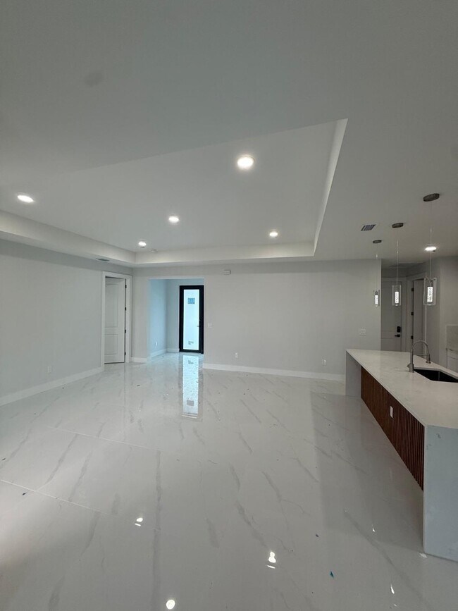 Foto del edificio - 1420 Poinsettia Ave