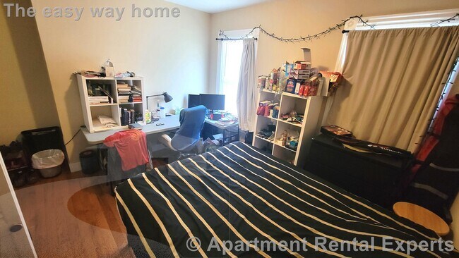 Building Photo - Central Sq 3+ Bedroom - Great location!  R...