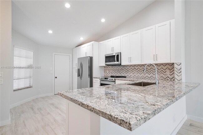 Foto del edificio - 8354 Waterford Ave
