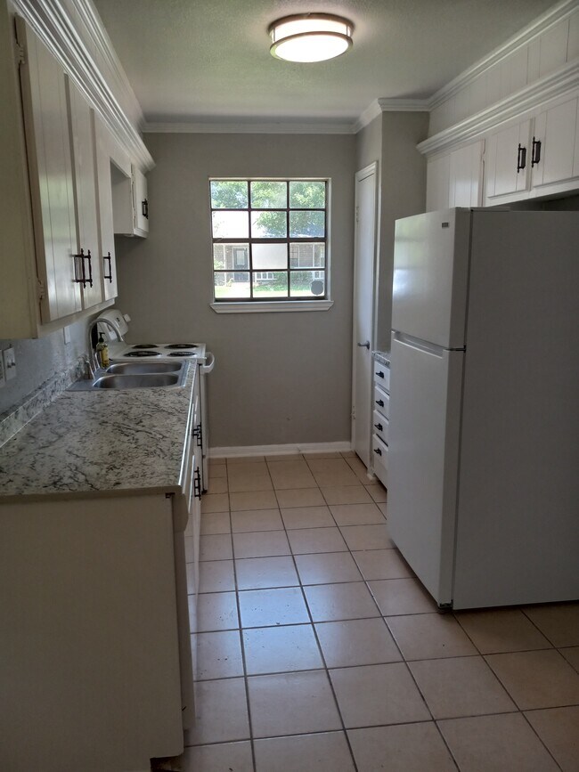 ¡Deja que entre el sol mientras cocinas! - 601 Oakridge Cir