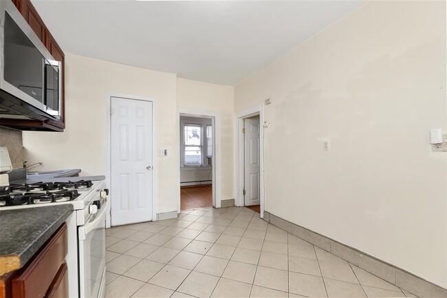 Building Photo - 204 Zabriskie St