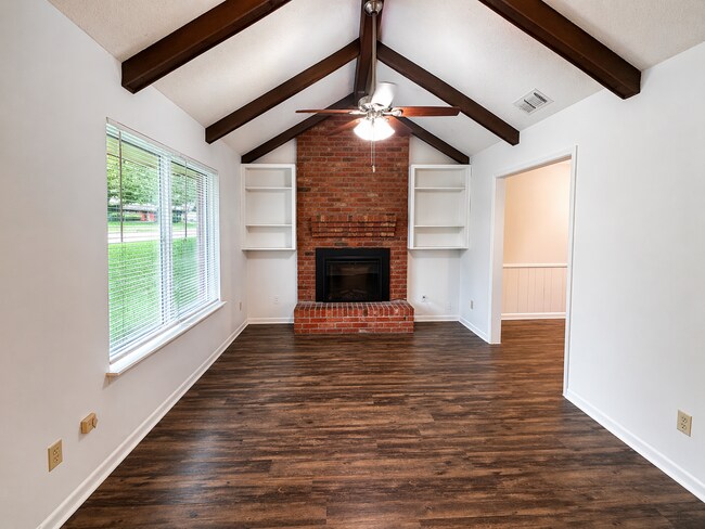 Foto del edificio - AVAILABLE NOW!