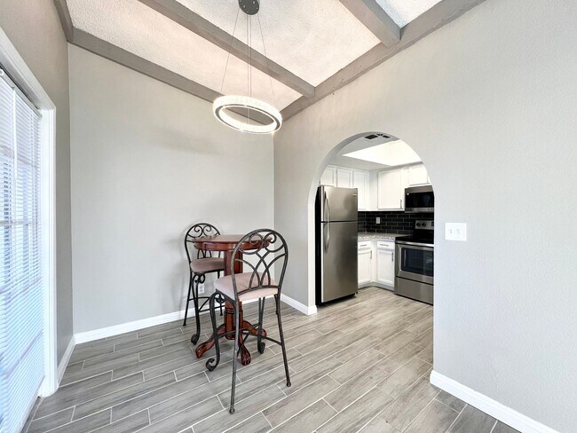 Foto del edificio - REMODELED 2BD/2BA NEAR JONES/SAHARA W/ COM...