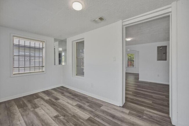 Foto del edificio - 1216 W 24th St