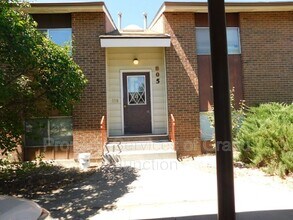 Building Photo - 805 E Cedar Ct