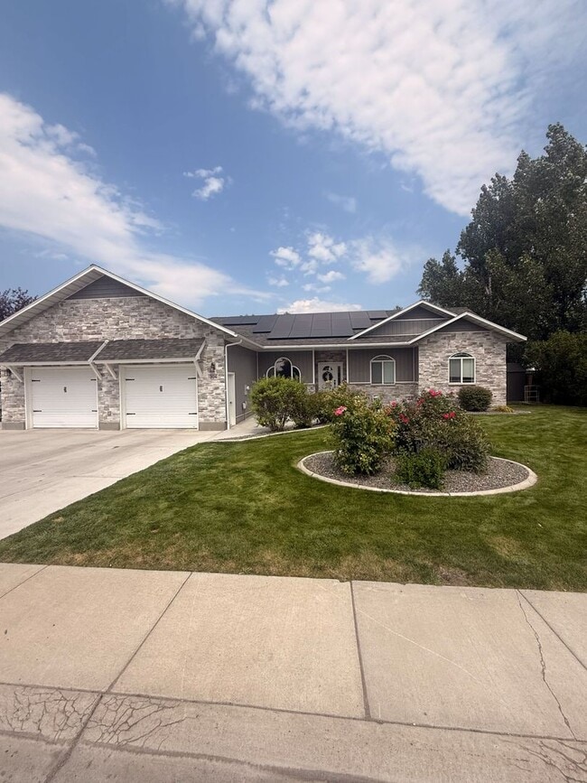 Building Photo - 304 Palomino Dr