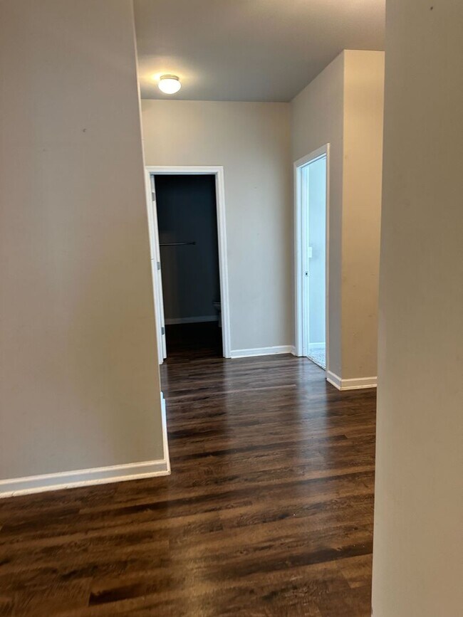 Foto del edificio - Stylish 4BR/2BA Home with Garage & Privacy...