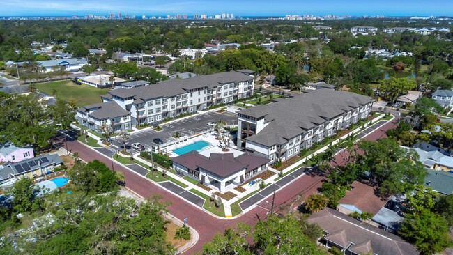Interior Photo - Everest Largo Apartments