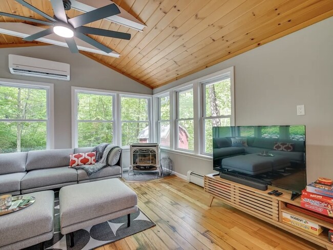 Living Room - 121 Green Pond Rd