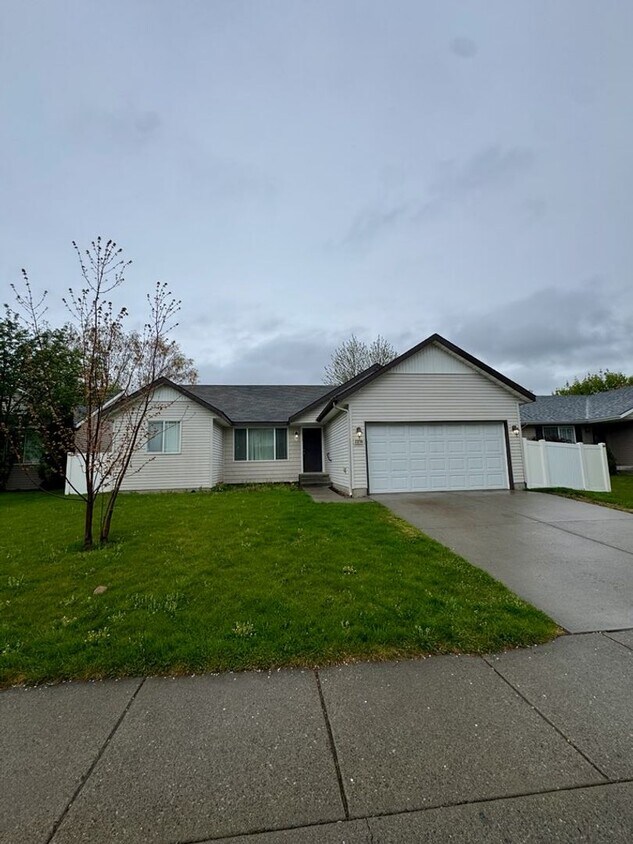 Foto principal - Newly Renovated Ranch Style Home!