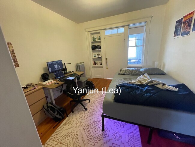 Foto del edificio - SEPT Huge 5bed w/2 bath. Students OK! B/C/...