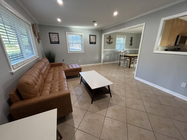 Foto del edificio - 405 Kingston Rd