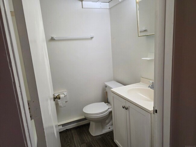 Foto del edificio - 26 Crandall Hill Rd