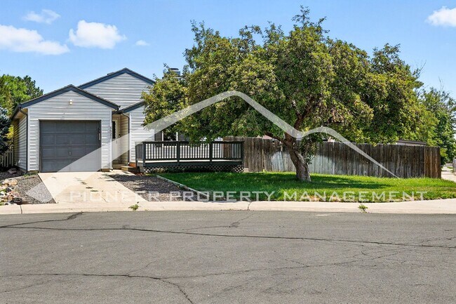 Building Photo - Spacious Home with Washer/Dryer and Storag...
