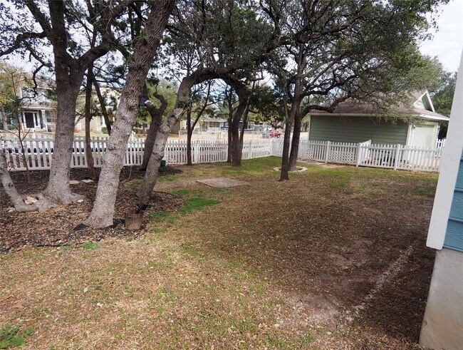 Building Photo - 915 Bogart Rd