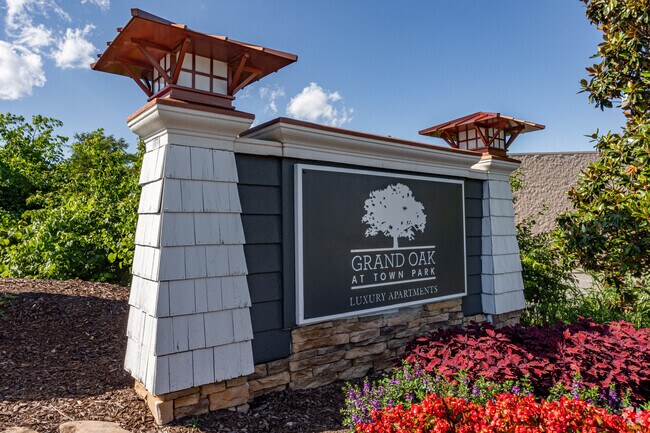 Señalización de entrada - Grand Oak at Town Park
