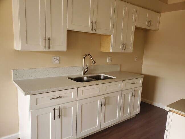 Foto del edificio - 16215 Woodruff Ave