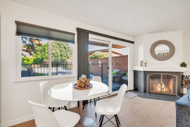 Foto del edificio - Darling Fully Furnished Condo Bathed in Natural Light