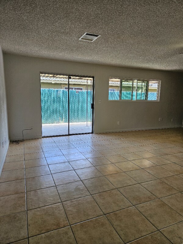 Foto del edificio - 1077 N White St