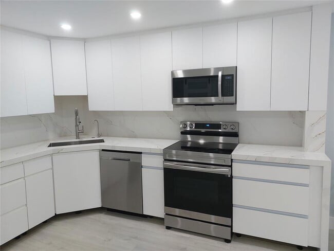Building Photo - 2115 NE 37th Dr