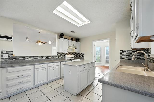 Foto del edificio - 2711 Primrose Ln