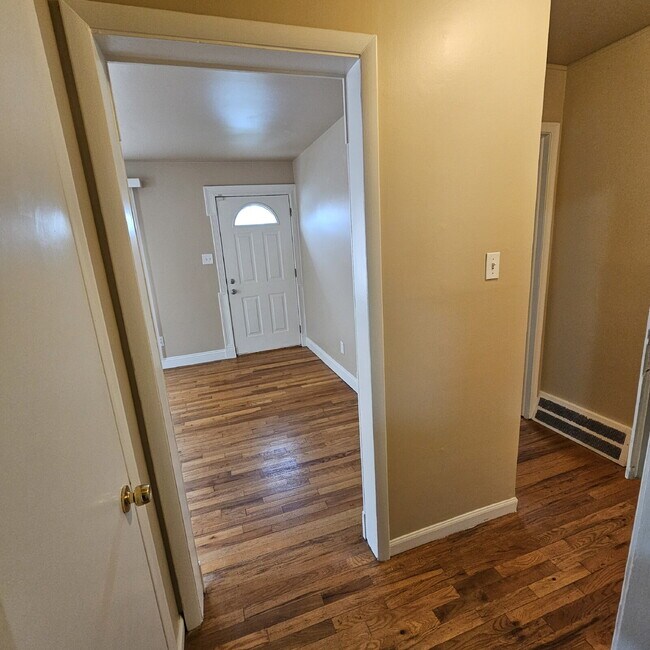 Foto del edificio - Nice 2 Bedroom Ranch w/ Great Room, Semi F...