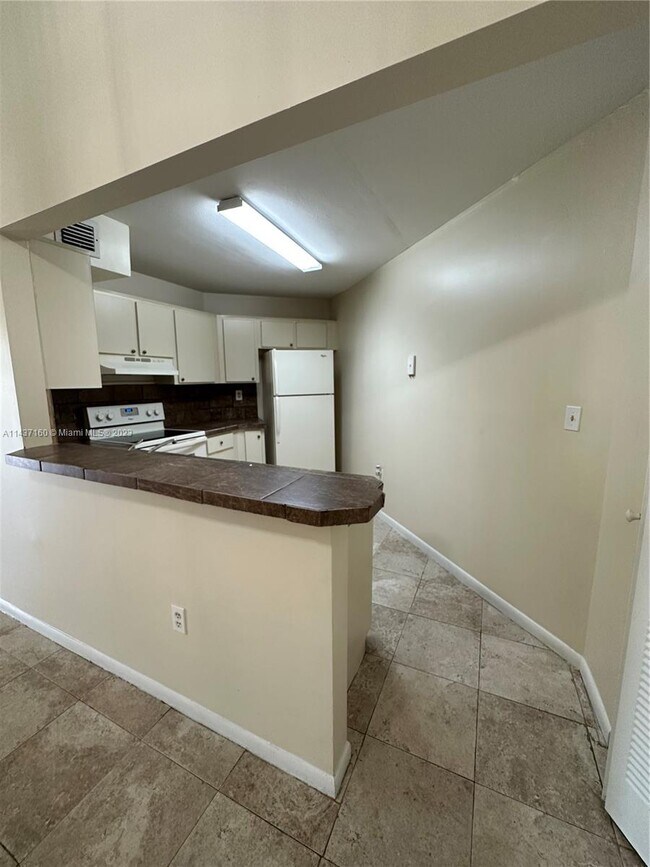 Building Photo - 9435 Fontainebleau Blvd
