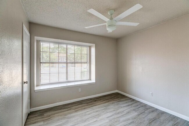 Foto del edificio - 3401 Larkspur Way