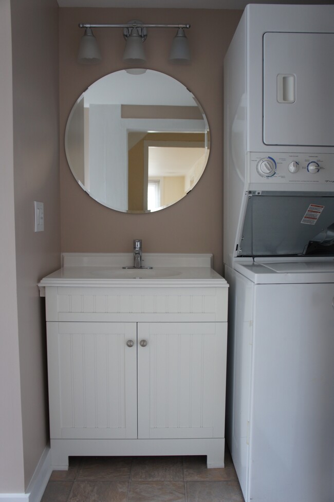 Main Bathroom - 6255 Main St